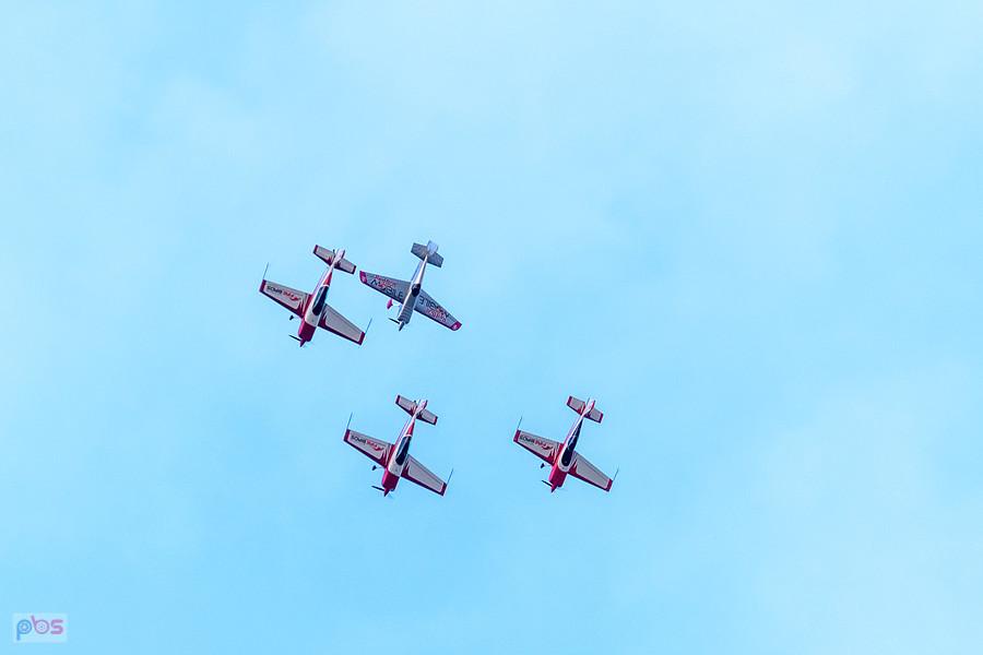 Zivko Edge 540 #N541HA - pilot Łukasz Czepiela oraz grupa Firebirds - Extra 330 LC #SP-TLA - pilot Adam Labus, #SP-TLB - Sebastian Nowicki, #SP-TLC Łukasz Świderski