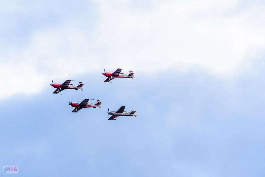 Zivko Edge 540 #N541HA - pilot Łukasz Czepiela oraz grupa Firebirds - Extra 330 LC #SP-TLA - pilot Adam Labus, #SP-TLB - Sebastian Nowicki, #SP-TLC Łukasz Świderski