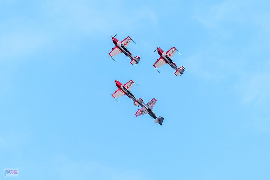 Zivko Edge 540 #N541HA - pilot Łukasz Czepiela oraz grupa Firebirds - Extra 330 LC #SP-TLA - pilot Adam Labus, #SP-TLB - Sebastian Nowicki, #SP-TLC Łukasz Świderski