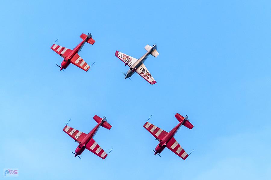 Zivko Edge 540 #N541HA - pilot Łukasz Czepiela oraz grupa Firebirds - Extra 330 LC #SP-TLA - pilot Adam Labus, #SP-TLB - Sebastian Nowicki, #SP-TLC Łukasz Świderski