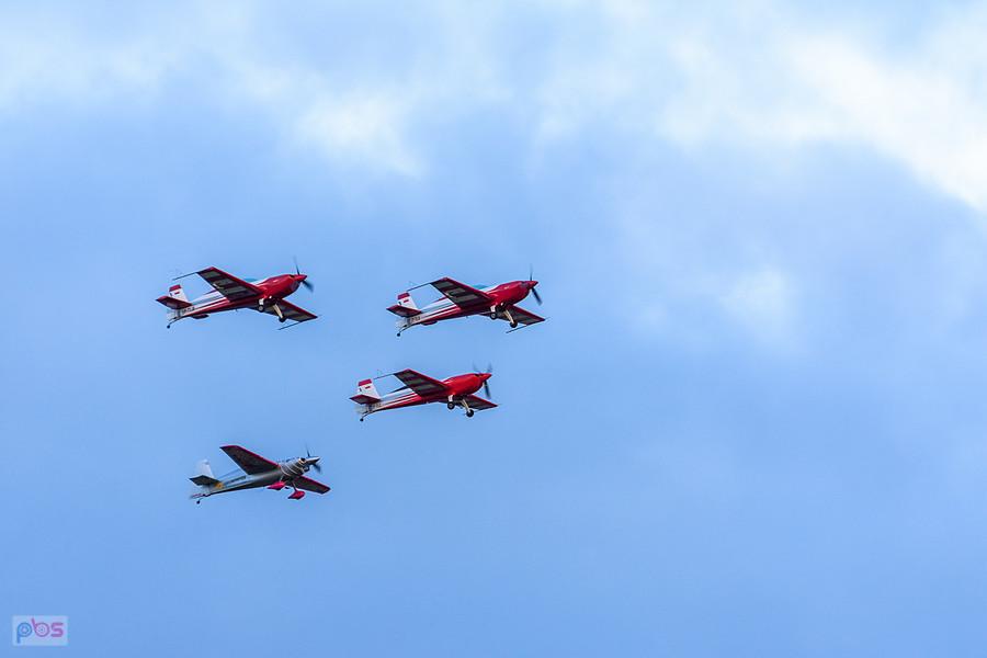 Zivko Edge 540 #N541HA - pilot Łukasz Czepiela oraz grupa Firebirds - Extra 330 LC #SP-TLA - pilot Adam Labus, #SP-TLB - Sebastian Nowicki, #SP-TLC Łukasz Świderski
