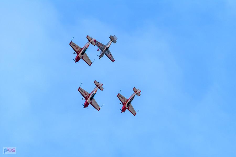 Zivko Edge 540 #N541HA - pilot Łukasz Czepiela oraz grupa Firebirds - Extra 330 LC #SP-TLA - pilot Adam Labus, #SP-TLB - Sebastian Nowicki, #SP-TLC Łukasz Świderski