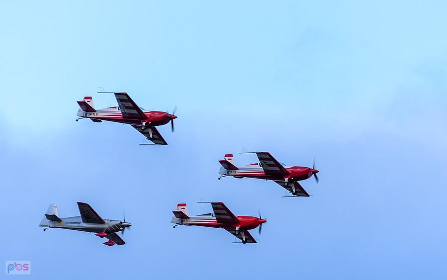 Zivko Edge 540 #N541HA - pilot Łukasz Czepiela oraz grupa Firebirds - Extra 330 LC #SP-TLA - pilot Adam Labus, #SP-TLB - Sebastian Nowicki, #SP-TLC Łukasz Świderski