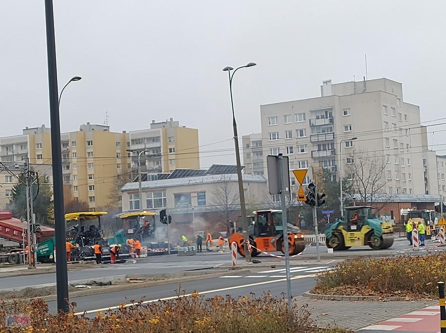 Remont skrzyżowania Wrocławskiej z Powstańców Śląskich. Pracują mimo święta