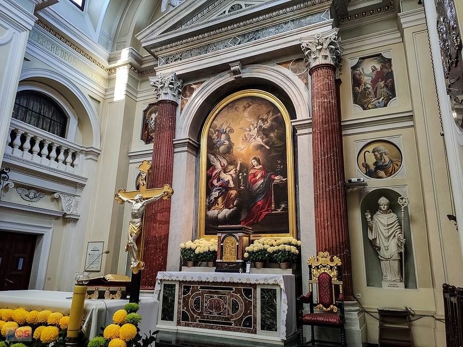 Kolegiata św. Anny - obraz Zwiastowanie Najświętszej Maryi Panny zdobi ołtarz główny