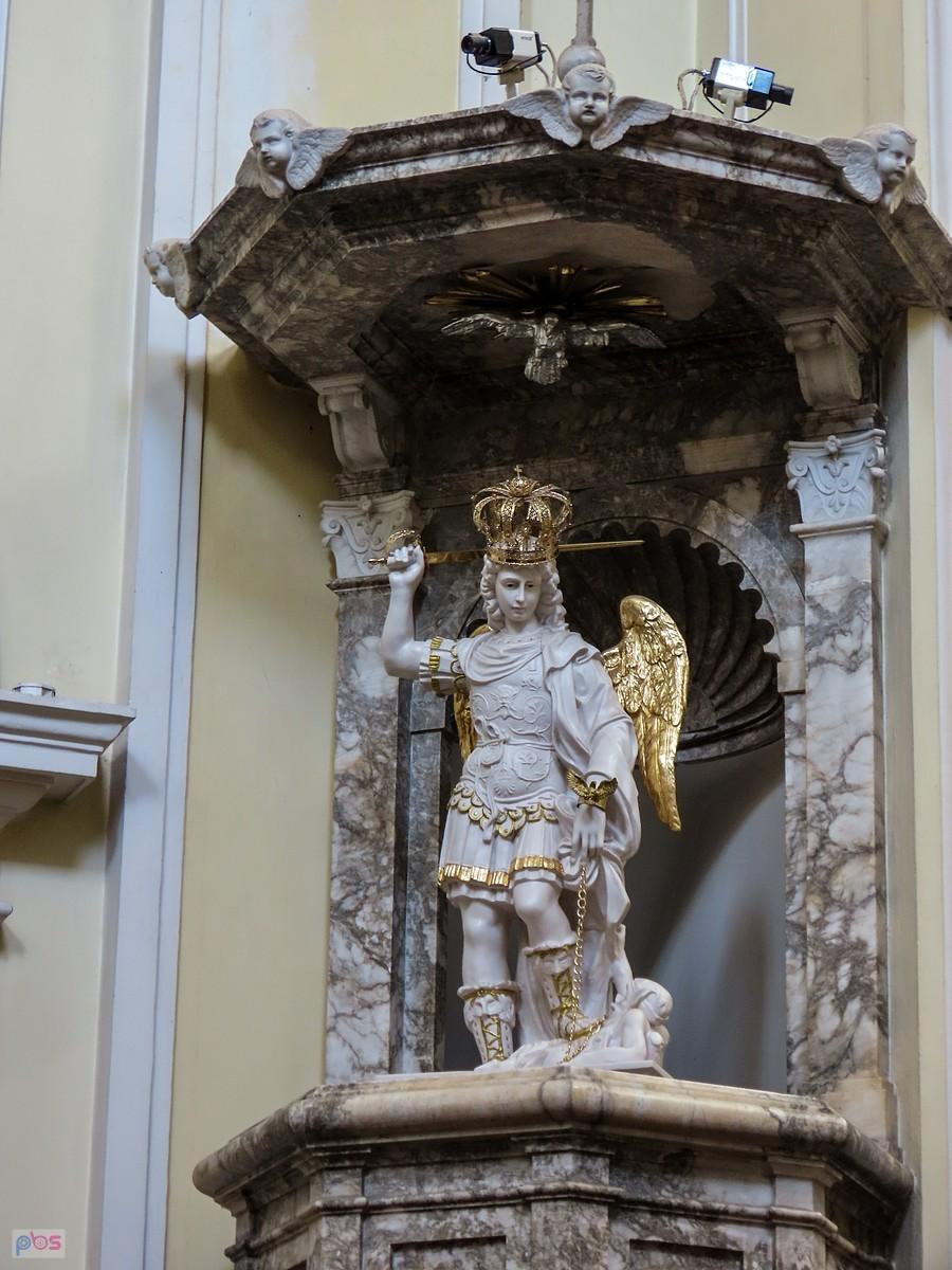 Na ambonie Archanioł Michał przydeptuje diabła