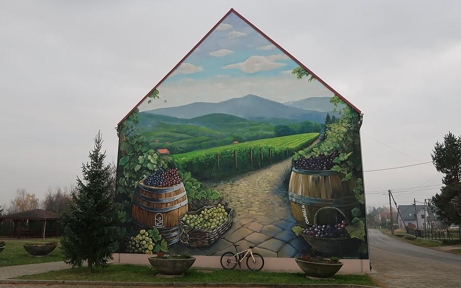 Imponujący mural w Charbielinie i przedstawiający tutejszą winnicę