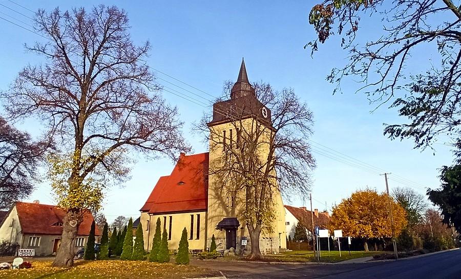 Ewangelicki kościół w Kaszczorze z wieżą w kształcie pruskiego hełmu