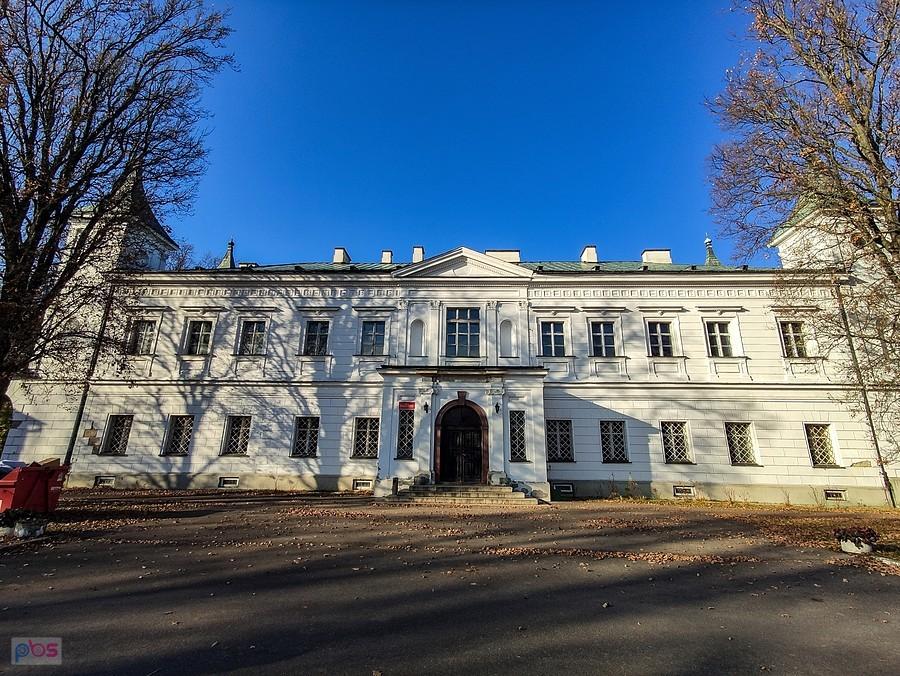 Fasada pałacu w Falentach