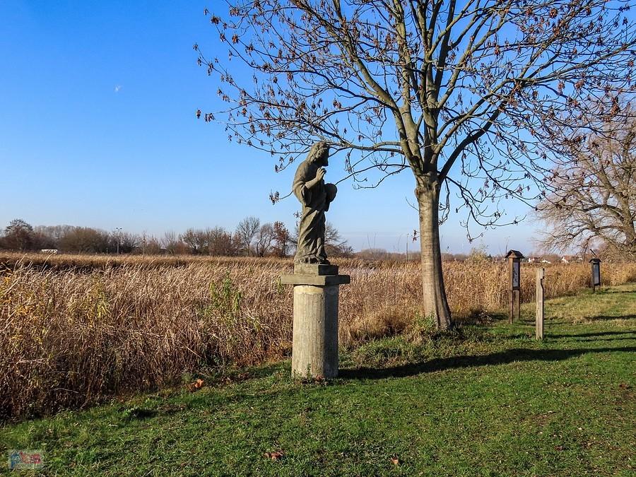 Figura Boga Ojca na grobli raszyńskiej