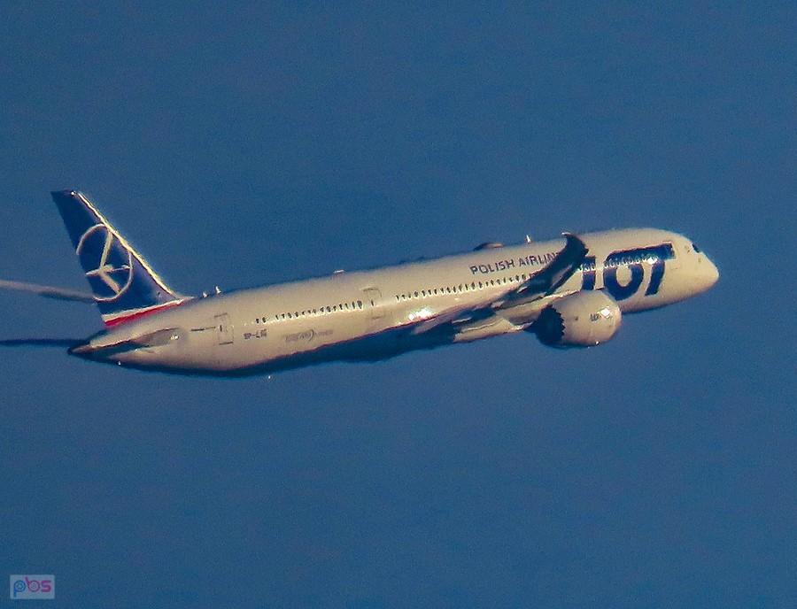Dreamliner oświetlony słońcem wznosi się tuż po starcie