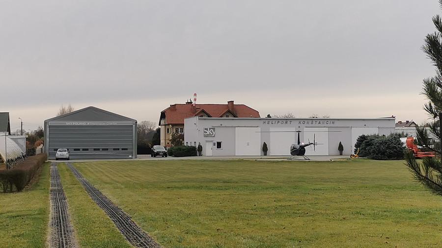 Helikopter rozgrzewa silnik przed startem
