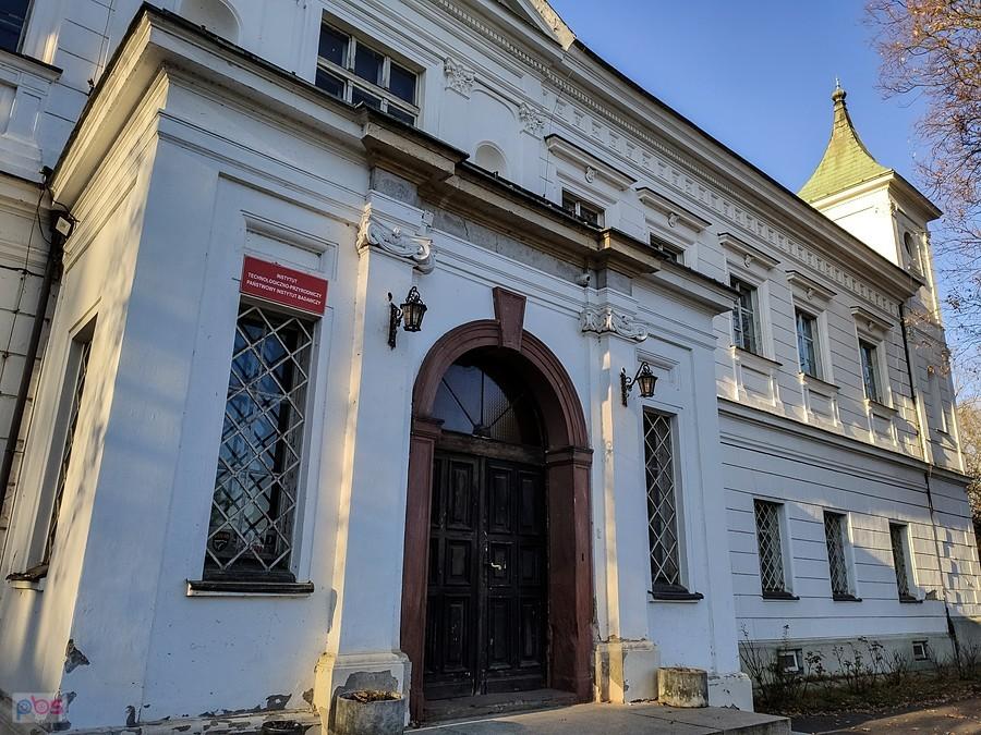 W pałacu jeśli wierzyć tabliczce mieści się Instytut Technologiczno-Przyrodniczy