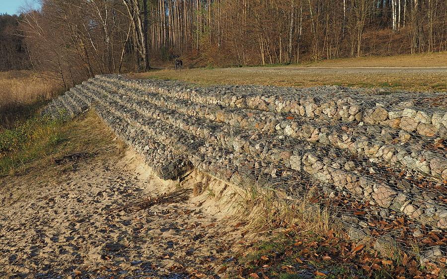 "Potiomkinowskie" schody na brzegu jeziora Łąkie