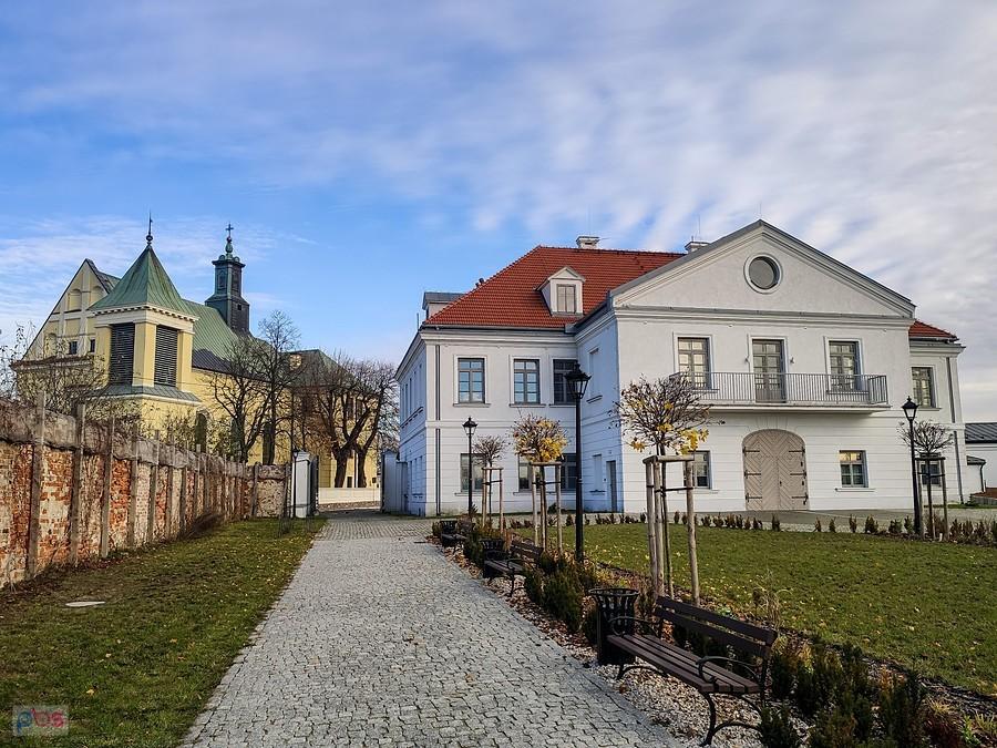 Austeria i kościół w Raszynie