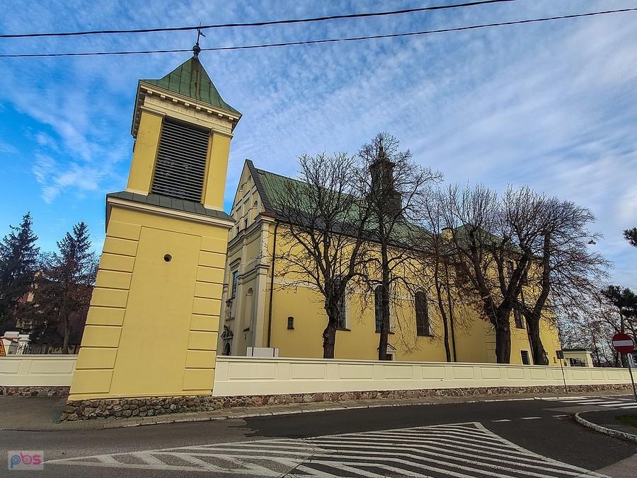 Kościół w Raszynie od strony al. Krakowskiej