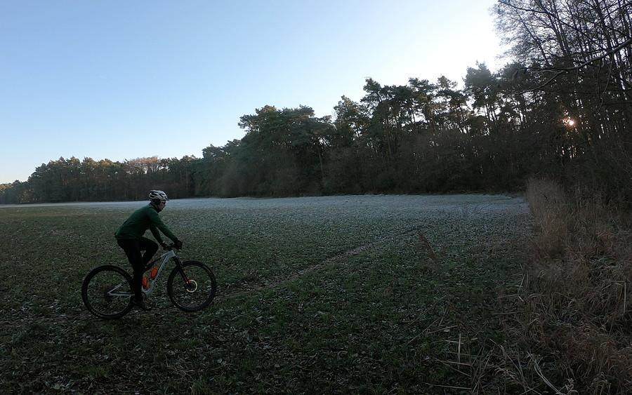 Tam gdzie docierało słońce jest zielono, a tam dalej biało