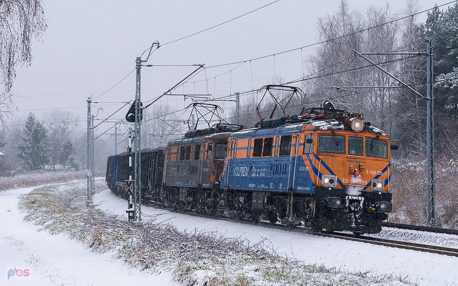EU07-399 i EU07-441 na szlaku linii D29-61: Częstochowa Stradom -> podg. Kucelinka mijają dzielnicę Błeszno.