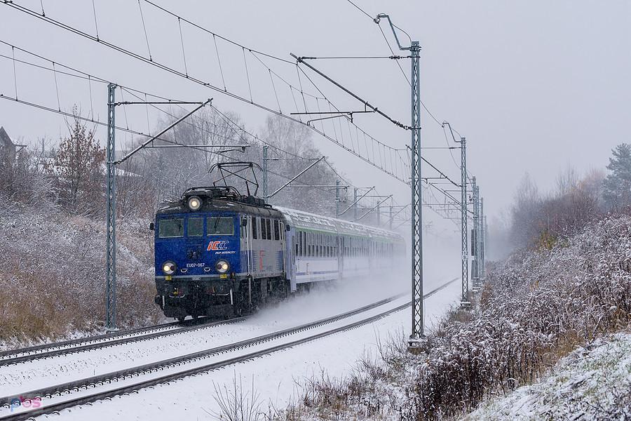 Szlak: podg. Kucelinka - Częstochowa Stradom, linia D29-61. EU07-067 z poc. IC 37100/1 "Miechowita" (Kraków Główny - Poznań Główny) mija dzielnicę Błeszno.