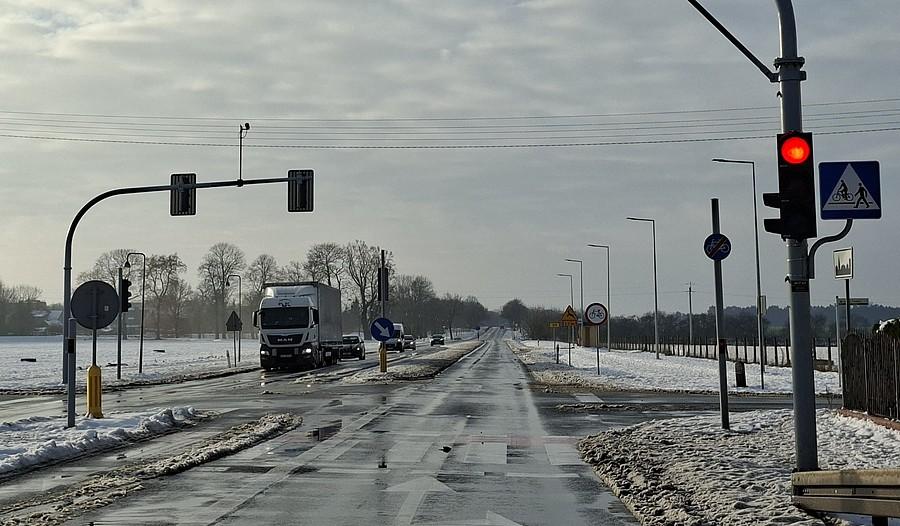 Na wprost zakaz, po lewej zasyfiona śmieszka