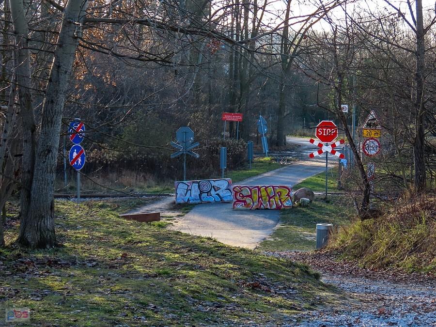 Przejazd z betonowymi zaporami