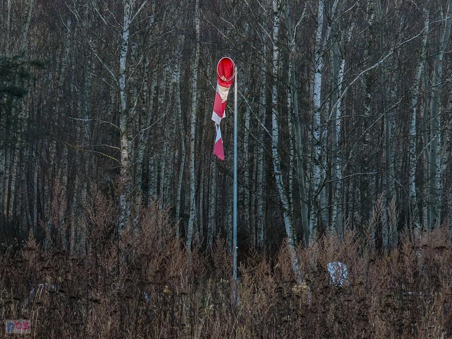 Sfatygowany lotniskowy gadżet smętnie wisi w Parku im. Cichociemnych