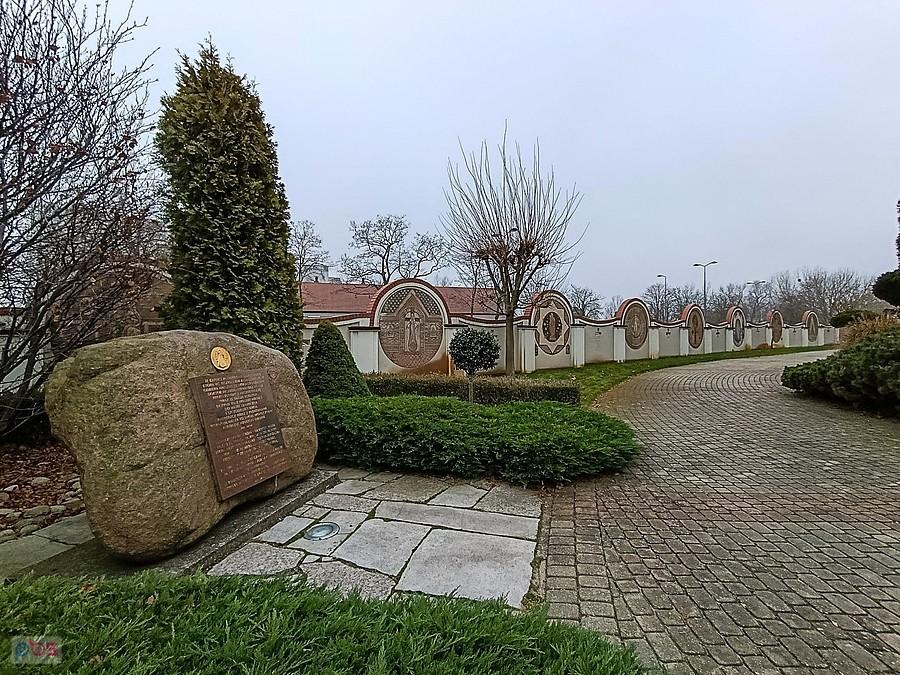 Kapliczki na murze otaczającym kościół
