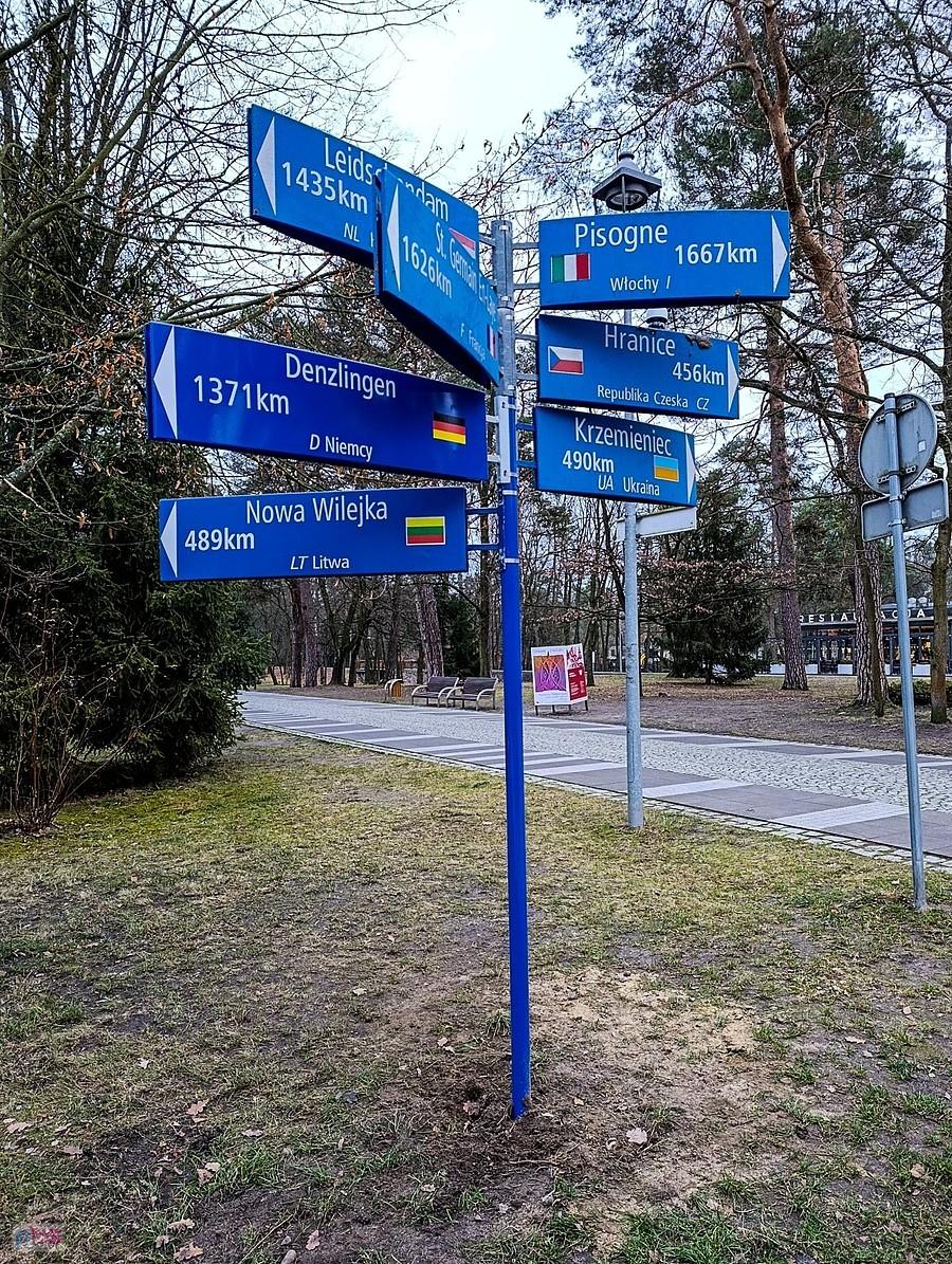 Drogowskaz miast partnerskich Konstancina-Jeziorny w Parku Zdrojowym