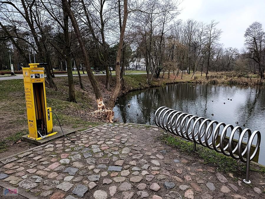 Samoobsługowa stacja naprawy rowerów nad Jeziorką