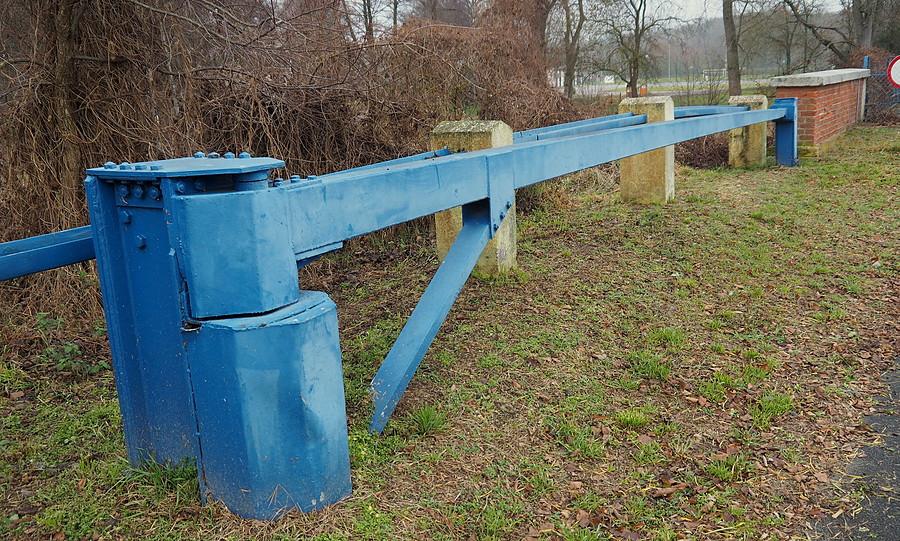 Szlaban z mechanizmem sprężynowym