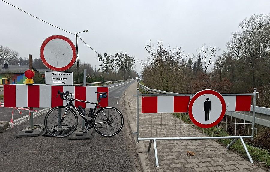 A co, zamykamy, objazd to kilka kilometrów. Również dla... pieszych :)