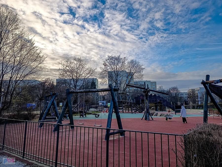 Duży i fajnie urządzony plac zabaw na Polanie Olkówek