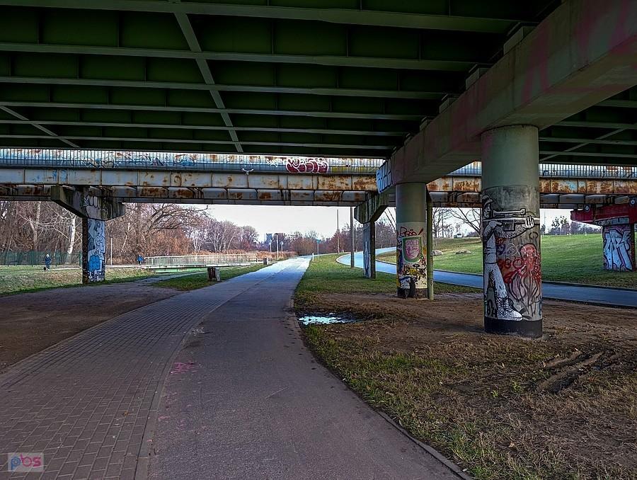 DDR pod wiaduktem