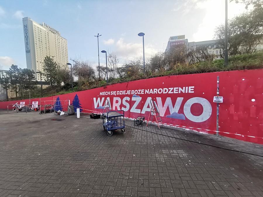 Mural świąteczny z Hotelem Forum w tle