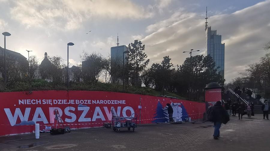 Mural świąteczny z Varso Tower w tle
