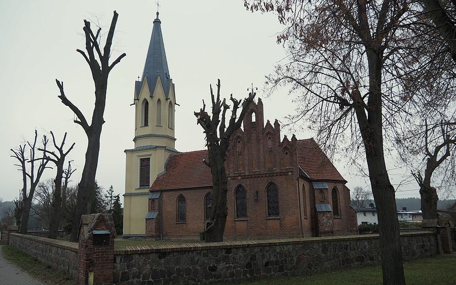 Neogotycki kościół w Chełmsku