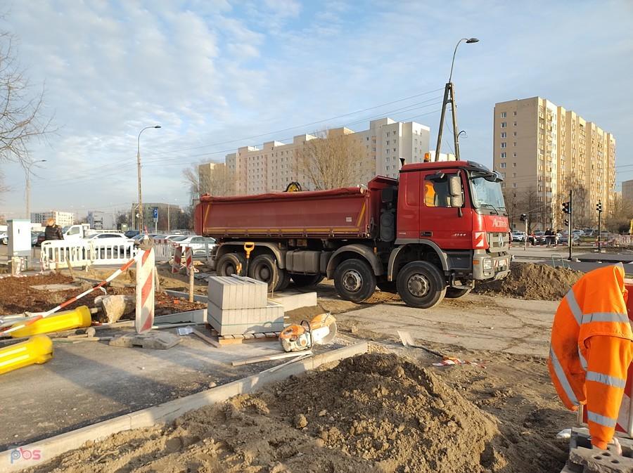 Przebudowa skrzyżowania Powstańców Śląskich z Żołnierzy Wyklętych ( chyba, że to jeszcze Wrocławska). Będzie przejazd dla rowerów.