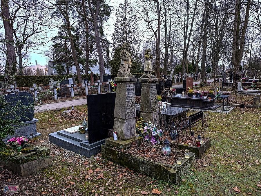 Groby dziecięce na Powązkach Wojskowych