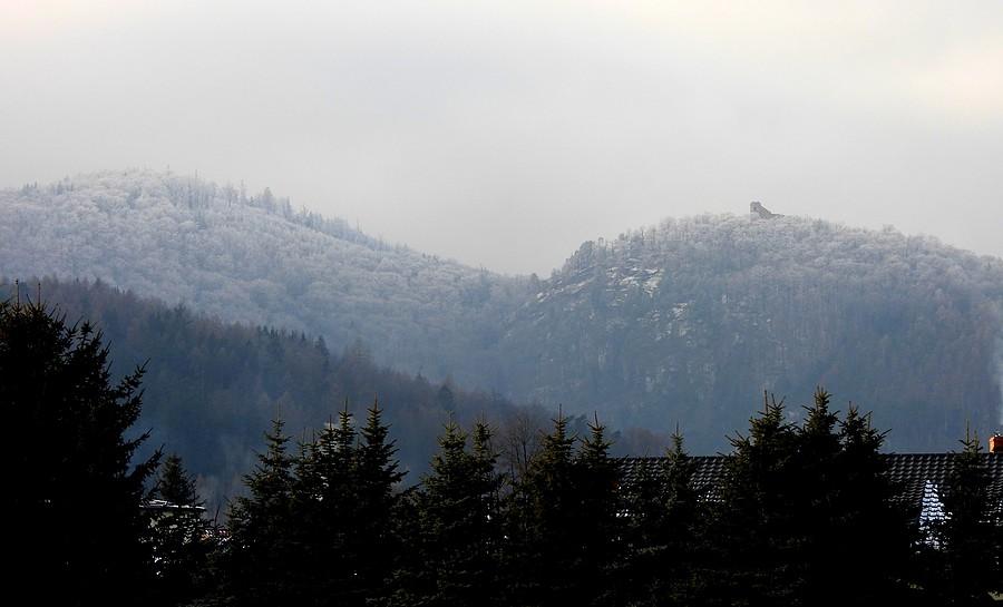 Góra Chojnik z oddali