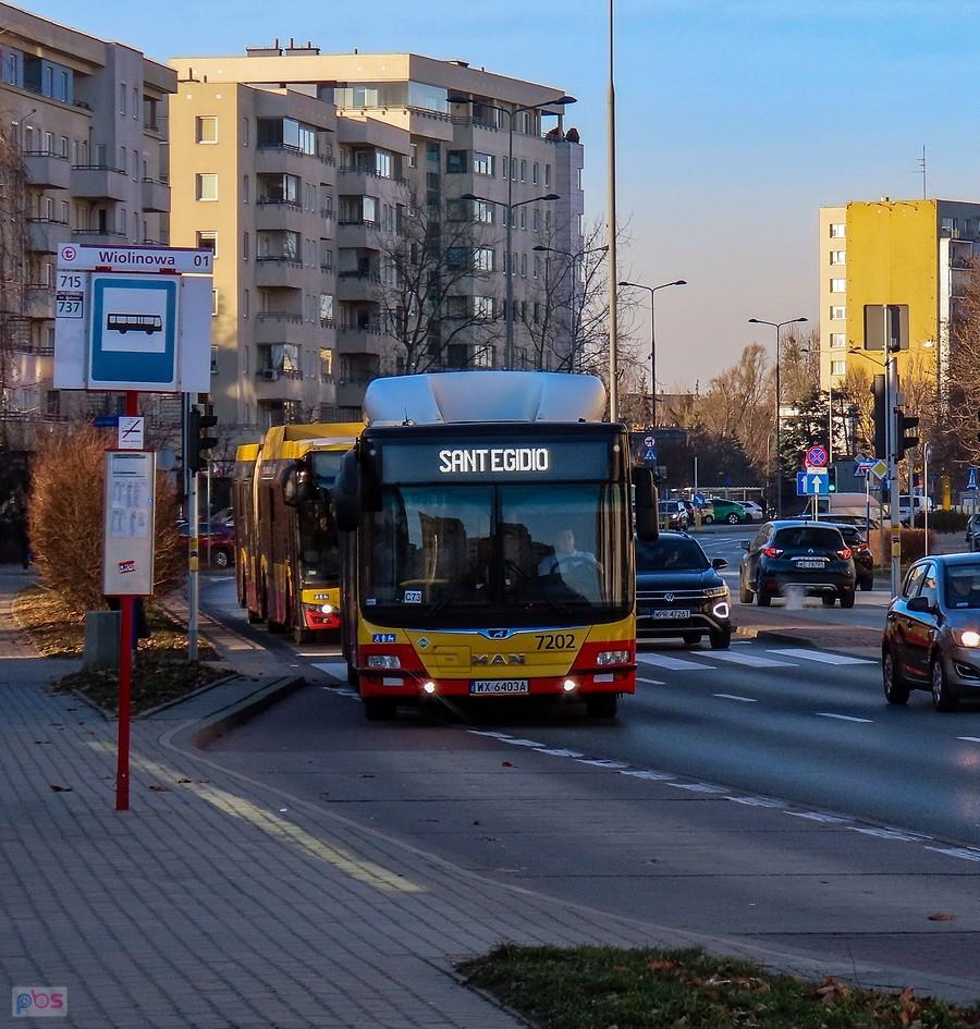 Autobusy przywiozły ubogich na świąteczny obiad w kościele Wniebowstąpienia Pańskiego