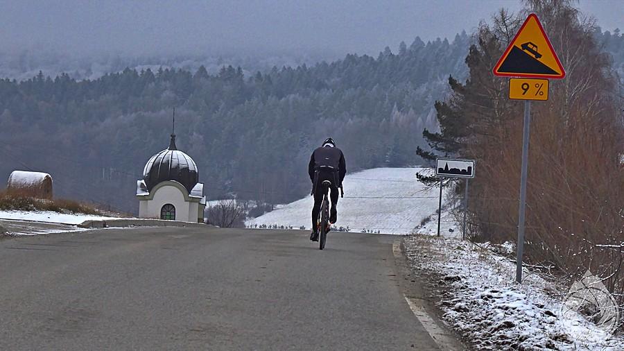 przy hopce z kapliczką nad Męcinami