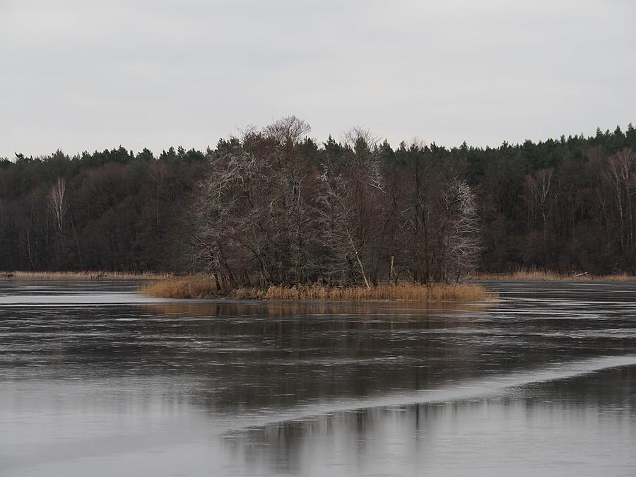 Skute lodem Jezioro Linie z widoczną wyspą