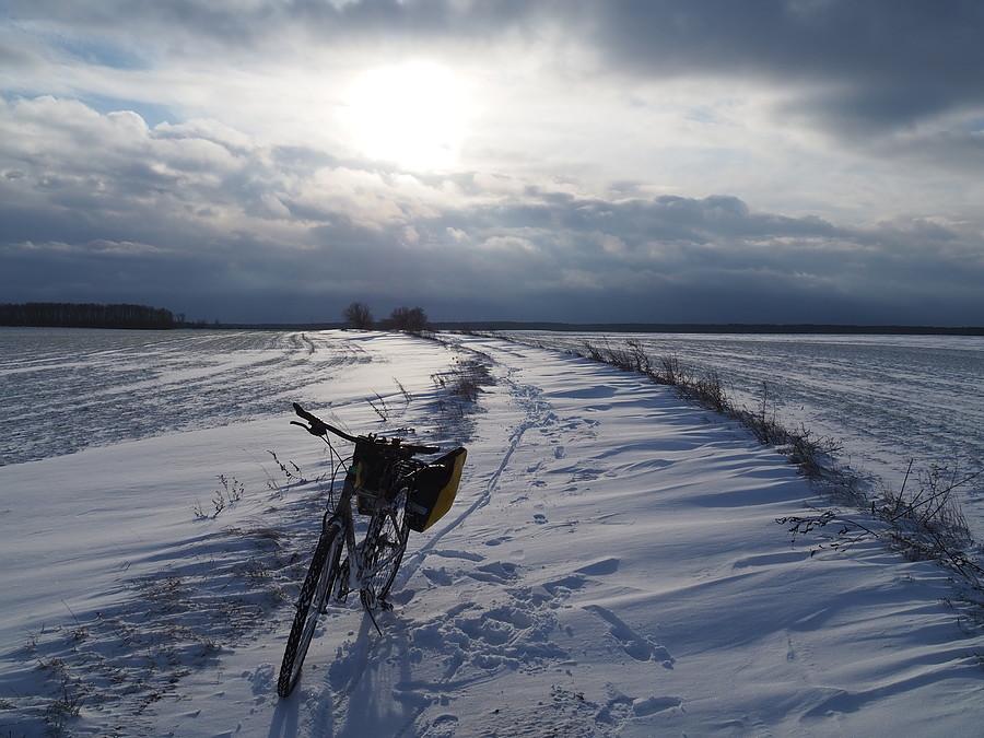 Śnieg nawiało na polne drogi, psuje się pogoda