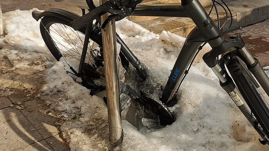Rower w śniegu II