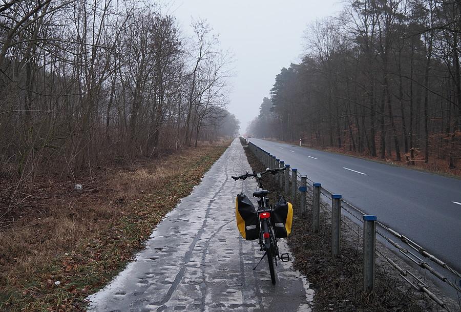 Ścieżka rowerowa na odcinku Gajec - Rzepin z resztką lodu i śniegu