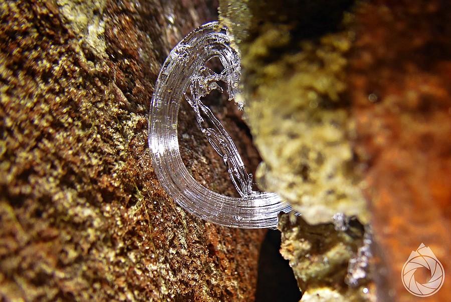 lodowy esik w szczelinie cegieł