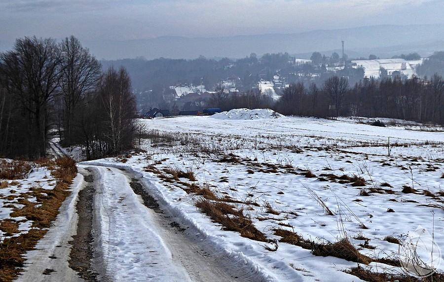 mokry śnieg szutrowego zjazdu do Krzywaczki