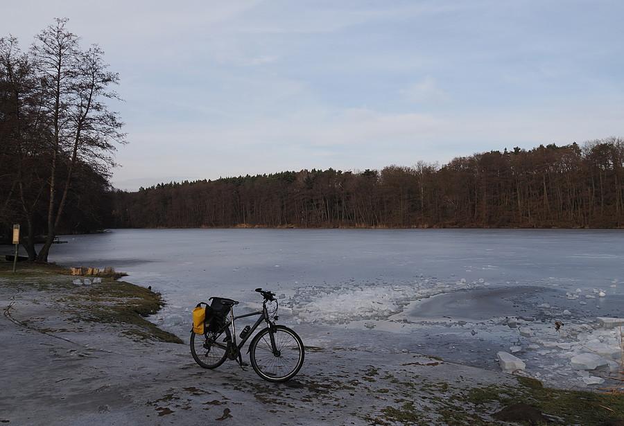 Skute lodem Jezioro Sułek