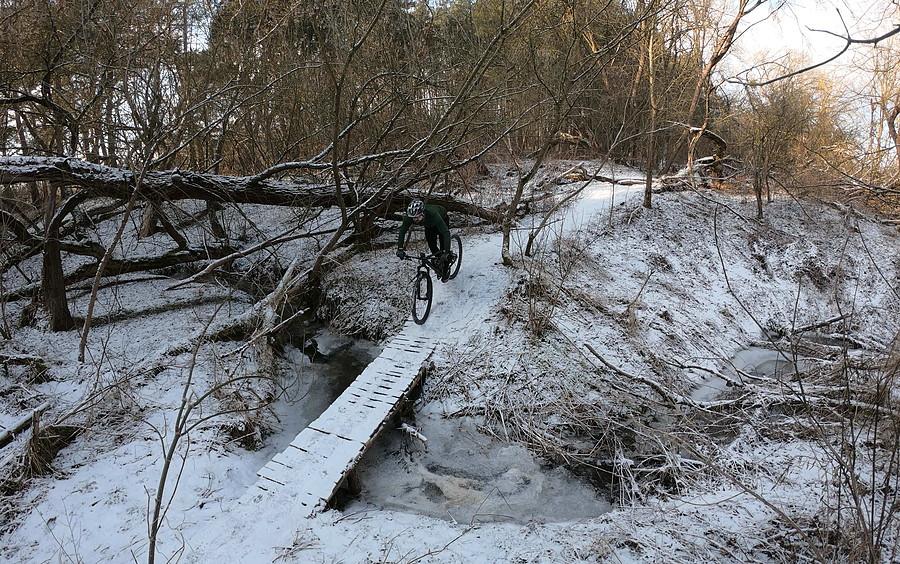 Rasowy MTB-owiec w lodowej nadwarciańskiej krainie