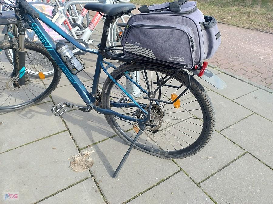Rower z sakwami na bagażniku